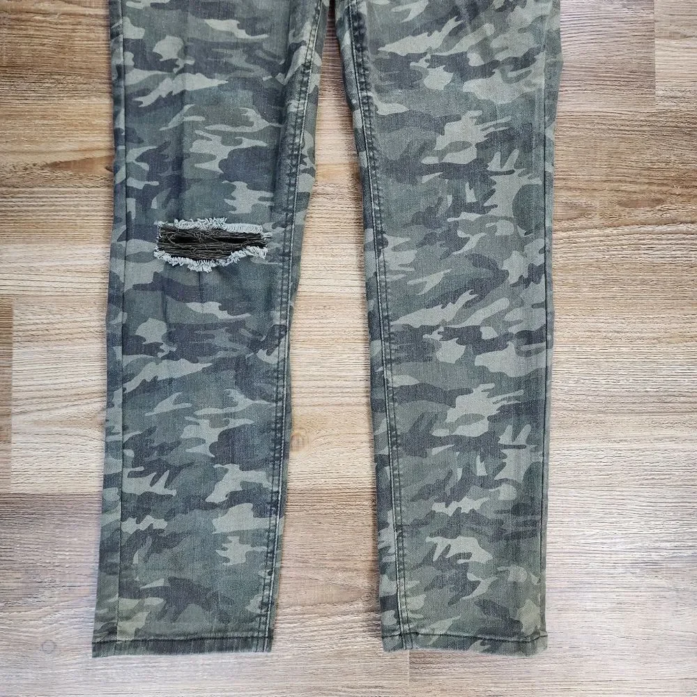 🔹️Vanilla Star Green Camouflage Distressed Leg Denim Overalls Small